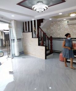 Gò Vấp - Nhà đẹp vào ở ngay - Ô tô ngủ trong nhà - Cách Vincom Phan Văn Trị 500m. 3 tầng, 50m2 chỉ 7.85TỷNguyễn Thái Sơn Phường 5 Gò VấpMô tả : Diện tích : 4.7m x 10.6m = 49.8 m2 Hướng Tây Kết cấu: BTCT, 1 Trệt 1 Lửng 2 lầu, Sân thượng. Thiết kế: 4 phòng ngủ, 2 toilet, Phòng khách, bếp. Vị trí : HXH ngay Ngã Ba Trần Bá Giao và Nguyễn Thái Sơn thông ra Dương Quảng Hàm. Cách Vincom phan Văn Trị 500m, Khu yên tĩnh sạch sẽ. Tiện ích: đầy đủ tiện ích xung quanh, gần trường Đại Học Văn Lang, Trường Trần Văn Giàu, Siêu Thị E mart Gò Vấp... Sổ hồng Chính chủ, không quy hoạch lộ giới, công chứng ngay, Giá còn thương lượng.0902771998 - Dung nhà phố Chuyên bán các loại nhà phố từ trong ngõ hẻm ra tới mặt tiền lớn, từ đất nền - nhà xưởng đến biệt thự - cao ốc, từ Sài Gòn - Bình Dương tới Củ Chi - Bình Chánh. Ms0113